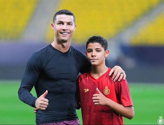 세계적인 슈퍼스타 크리스티아누 호날두가 불혹을 앞둔 나이에도 축구화를 벗지 않으려고 하는 이유가 알려졌다. 호날두가 자신을 따라 축구선수의 꿈을 키우고 있는 아들 크리스티아누 호날두 주니오르(주니어)와 함께 그라운드를 누비는 꿈을 꾸고 있다는 이야기가 나왔다. 이는 과거 첼시, 유벤투스, 피오렌티나 등에서 공격수로 활약했던 전직 축구선수 무투의 주장이다. 사진 알나스르