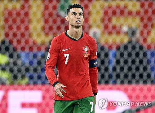 세계적인 슈퍼스타 크리스티아누 호날두가 불혹을 앞둔 나이에도 축구화를 벗지 않으려고 하는 이유가 알려졌다. 호날두가 자신을 따라 축구선수의 꿈을 키우고 있는 아들 크리스티아누 호날두 주니오르(주니어)와 함께 그라운드를 누비는 꿈을 꾸고 있다는 이야기가 나왔다. 이는 과거 첼시, 유벤투스, 피오렌티나 등에서 공격수로 활약했던 전직 축구선수 무투의 주장이다. 사진 연합뉴스