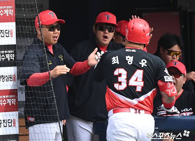 KIA 외야수 최형우는 9일 잠실구장에서 열린 '2024 신한 SOL Bank KBO 리그' LG와 주중 3연전 첫 경기에서 4번 지명타자로 선발 출전했다. 6회초 만루홈런을 터트려 팀 공격에 활력을 불어넣었다. 엑스포츠뉴스 DB