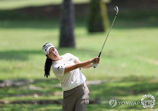 한진선, 1번 홀 아이언샷 (서울=연합뉴스) 한진선이 15일 태국 푸껫에 위치한 블루캐니언CC에서 열린 '블루캐니언 레이디스 챔피언십' 1라운드 1번 홀에서 아이언샷 하고 있다. 2024.3.15 
    [KLPGT 제공. 재판매 및 DB 금지] photo@yna.co.kr