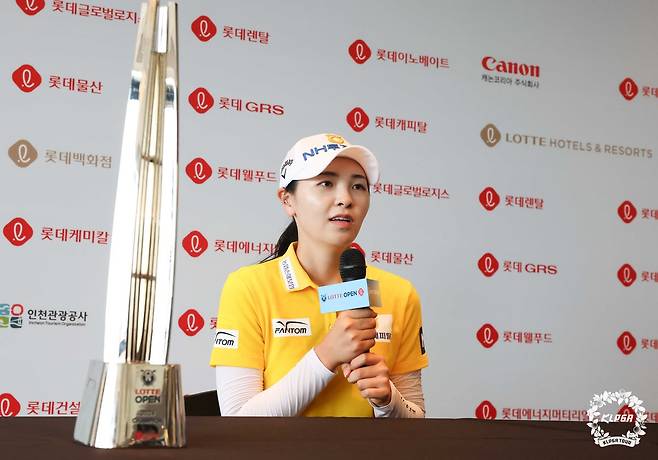 우승 인터뷰하는 이가영 (서울=연합뉴스) 이가영이 7일 인천 서구 베어즈베스트 청라GC에서 열린 '롯데 오픈' 최종라운드에서 우승 후 인터뷰하고 있다. 2024.7.7 [KLPGT 제공. 재판매 및 DB 금지] photo@yna.co.kr