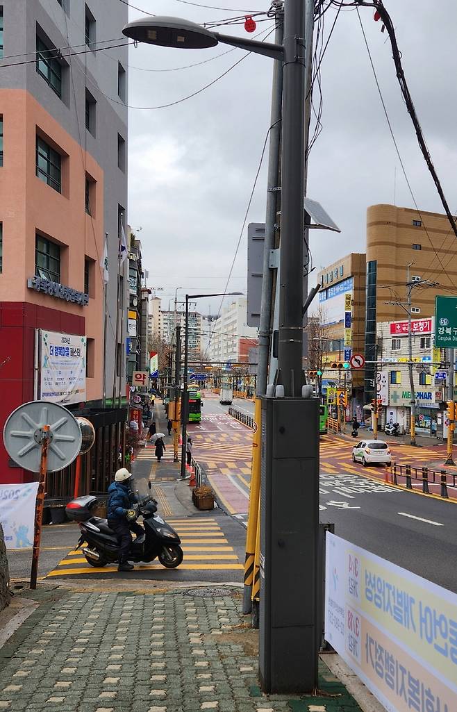 가로등주와 분전반이 통합된 일체형 분전반 [강북구 제공. 재판매 및 DB 금지]