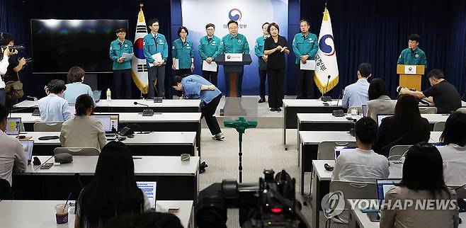 질문에 답하는 조규홍 장관 (서울=연합뉴스) 최재구 기자 = 조규홍 보건복지부 장관이 8일 서울 종로구 정부서울청사에서 열린 의사 집단행동 중앙재난안전대책본부 회의 브리핑에서 질문에 답하고 있다. 2024.7.8 jjaeck9@yna.co.kr