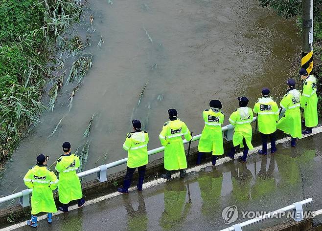 실종자 수색하는 경찰 (경산=연합뉴스) 윤관식 기자 = 9일 오후 경북 경산시 진량읍 평사리에서 경찰이 폭우에 실종된 여성을 수색하고 있다. 2024.7.9 psik@yna.co.kr