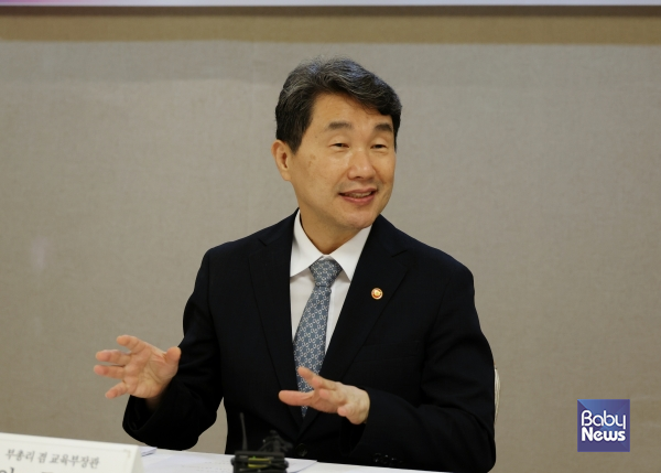 이주호 교육부장관이 10일 정부서울청사에서 어린이집-유치원 선생님들과 만나 차담회를 진행하고 유보통합에 대한 현장 의견을 청취했다. ⓒ교육부