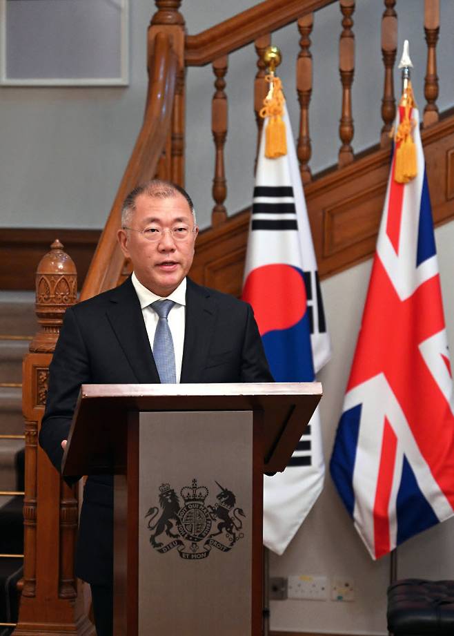 정의선 현대차그룹 회장이 지난해 11월 14일 서울 중구 주한 영국 대사관에서 ‘대영제국 지휘관 훈장(Honarary Commander of the Most Excellent Order of the British Empire, CBE)’을 수훈했다.(사진=현대차그룹)