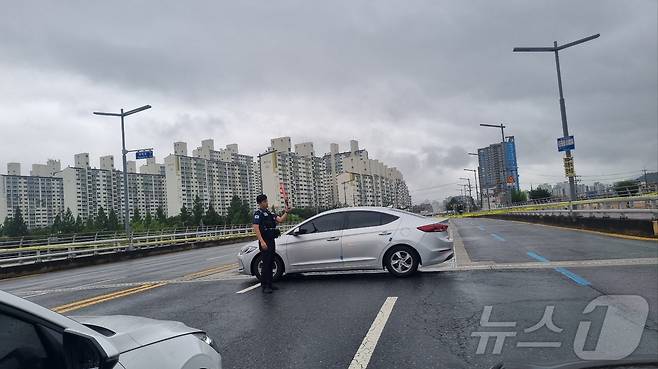 대전 서구 정림동 유등교가 침하돼 차량 통행이 제한되고 있다.2024.7.10/뉴스1 ⓒ News1 김태진 기자