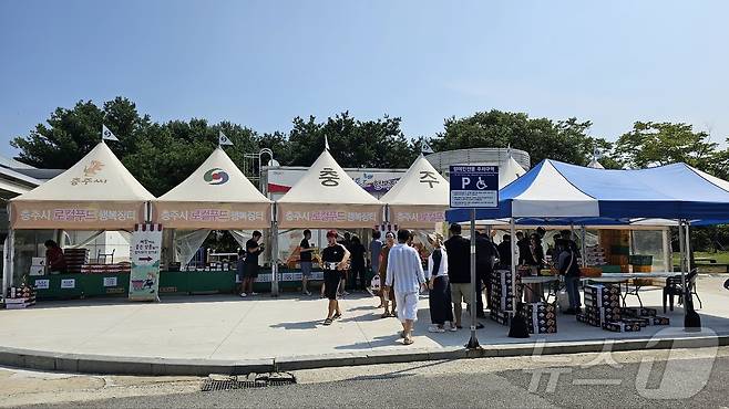 10일 충북 충주시는 하늘작 복숭아를 이달부터 전국 대형 유통매장에 선보인다고 밝혔다. 사진은 고속도로휴게소 직거래 판매장.(충주시 제공)2024.7.10/뉴스1