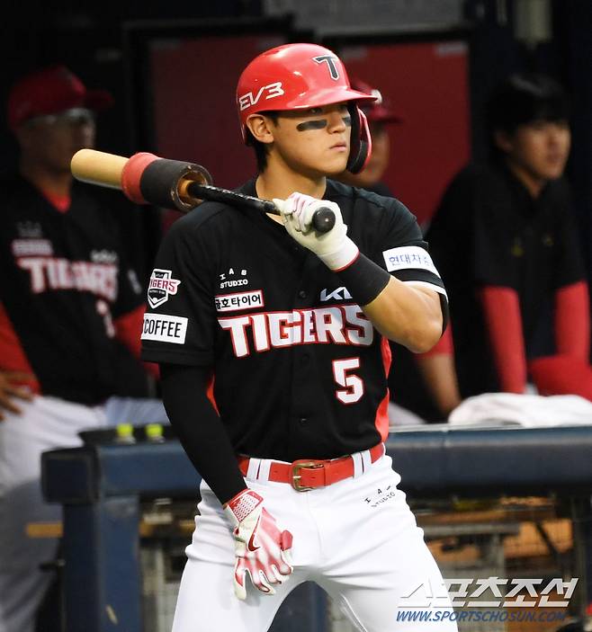 첫 타석에 들어서기 직전 상대 선발 투수를 바라보며 타이밍을 맞춰보는 김도영