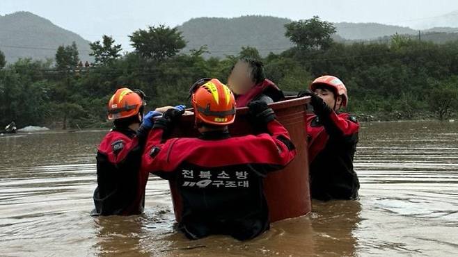 10일 오전 내린 폭우로 전북 완주군 운주면 한 마을 주민들이 고립돼 119구조대원들이 구조 작업을 벌이고 있다. /전북특별자치도 소방본부