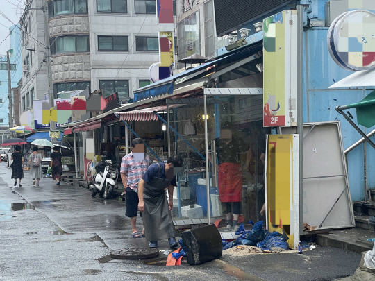 10일 오후 1시 대전 서구 정림동의 한 마트에서 직원들이 폭우로 인한 피해를 복구하기 위해 배수 작업을 벌이고 있다. 유가인 기자.