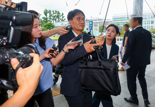 경찰 관계자가 10일 오후 서울 시청역 역주행 사고 운전자 2차 조사를 위해 서울 종로구 서울대병원으로 들어가고 있다. 연합뉴스