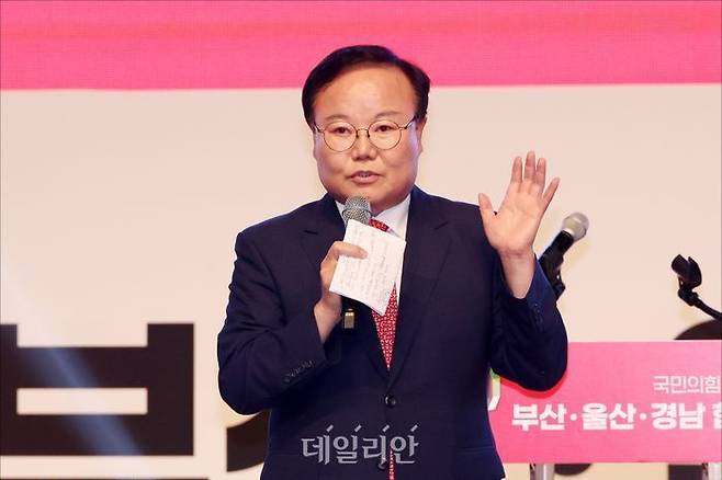 국민의힘 김재원 최고위원 후보가 10일 오후 부산 해운대구 벡스코(BEXCO) 오디토리움에서 열린 국민의힘 7·23 전당대회 부산·울산·경남 합동연설회에서 지지를 호소하고 있다. ⓒ데일리안 홍금표 기자