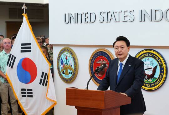 윤석열 대통령이 9일(현지시간) 미국 하와이 캠프 H. M. 스미스의 인도·태평양 사령부를 방문해 장병들에게 격려사를 하고 있다.<연합뉴스 사진>