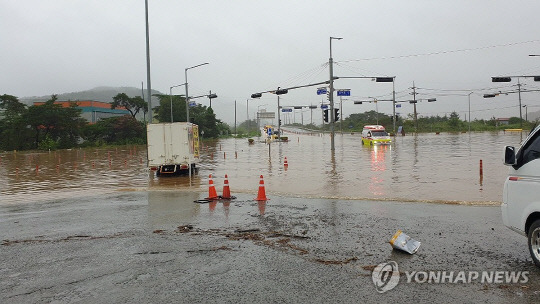 충남 서천군 서천읍 일대 도로가 10일 새벽 내린 강한 비로 물에 잠겨 있다.  <사진=연합뉴스>