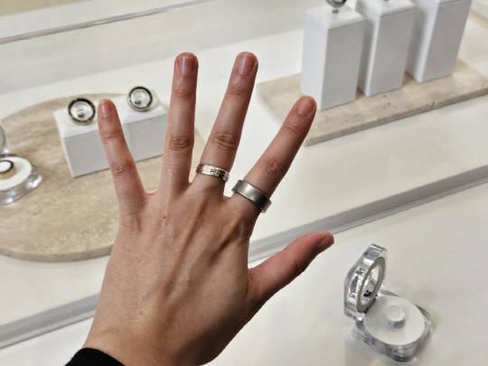 '갤럭시 링'을 검지에 착용한 모습. 김나인 기자