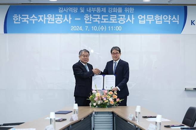 10일 대전 대덕구 한국수자원공사에서 열린 '기관 간 감사역량 및 교류 강화를 위한 업무협약식'에서 이삼규 한국수자원공사 상임감사위원(오른쪽)과 이승호 한국도로공사 상임감사위원이 기념촬영을 하고 있다. 한국수자원공사 제공