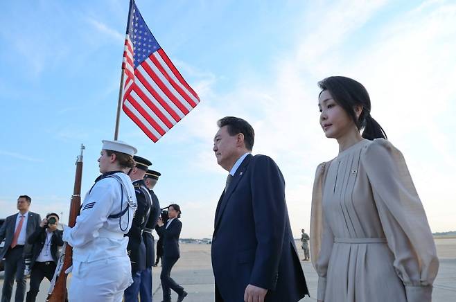 북대서양조약기구(NATO·나토) 75주년 정상회의 참석차 미국을 방문한 윤석열 대통령과 부인 김건희 여사가 10일(현지시각) 미국 워싱턴DC 인근 앤드루스 공군기지에 도착해 차량으로 이동하고 있다. /사진=뉴시스화상