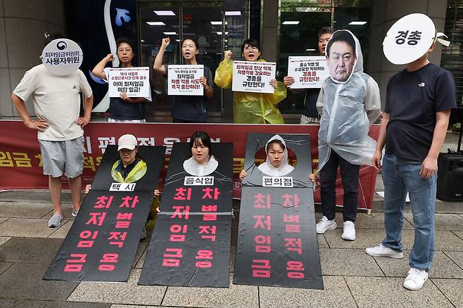 전국서비스산업노동조합연맹이 지난 2일 오전 서울 마포구 경총회관 앞에서 택시·편의점·음식업 최저임금 차별 적용 시도 규탄 긴급 기자회견을 열어 최저임금 차별 적용 반대를 형상화한 상징의식을 하고 있다. 백소아 기자 thanks@hani.co.kr