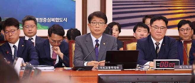 10일 국회에서 열린 국토교통위원회 전체회의에 참석한 박상우 국토교통부 장관(가운데)이 더불어민주당 소속 맹성규 위원장의 발언을 경청하고 있다.