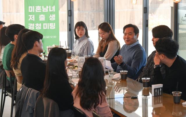 김학홍 경북도 행정부지사 등이 지난 3월 예천지역 한 식당에서 열린 '저출생 경청 미팅'에서 도청 미혼남녀 직원들로부터 연애와 결혼을 미루는 이유 등에 대한 의견을 경청하고 있다. 경북도 제공