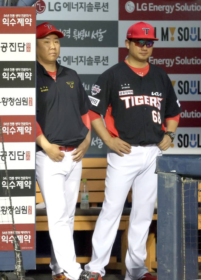 9일 오후 서울 잠실야구장에서 열린 프로야구 KIA와 LG 경기. KIA 이범호 감독 손승락 수석코치가 더그아웃에서 경기를 지켜보고 있다. 잠실=정시종 기자 capa@edaily.co.kr /2024.07.09.