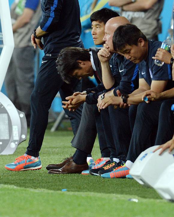 지난 2014년 6월 27일 오전(한국시간) 브라질 상파울루의 아레나 지 상파울루 스타디움에서 열린 2014브라질월드컵 한국 축구국가대표팀과 벨기에 축구국가대표팀의 H조 3차전 경기에서 한국 홍명보 감독이 경기 후반 패색이 짙어지자 고개를 숙이고 아쉬워 하고 있다. [사진=뉴시스]