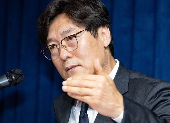 이임생 대한축구협회 기술본부 총괄이사가 8일 오전 서울 종로구 축구회관에서 열린 홍명보 축구국가대표팀 선임 관련 브리핑에서 취재진의 질문에 답변하고 있다. [사진=뉴시스]