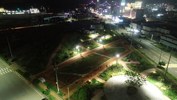 녹동신항 공동체정원 맨발길 전경 [사진=고흥군]