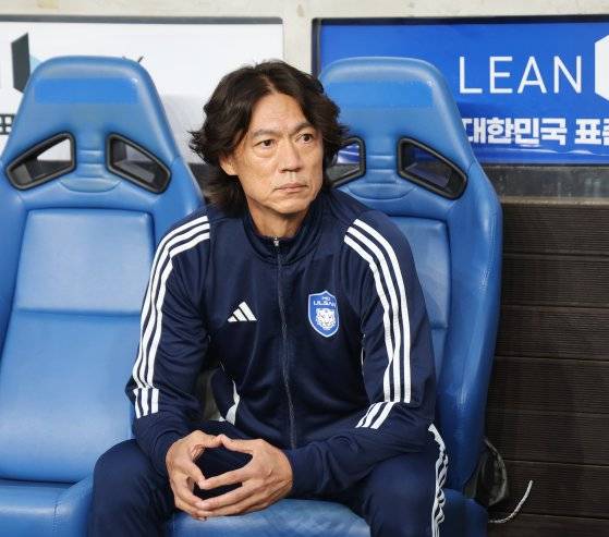 10일 오후 울산 문수축구경기장에서 축구 국가대표팀 감독으로 내정된 울산 HD 홍명보 감독이 광주FC와의 경기 시작 전 벤치에 앉아 그라운드를 바라보고 있다. 연합뉴스