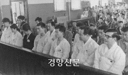 유럽 간첩단 사건의 피고인으로 나온 고 박노수씨(앞줄 오른쪽) 등이 법정에 앉아 있다. 경향신문 자료사진