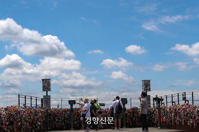 장맛비가 소강 상태를 보인 10일 오전 서울 남산에서 바라본 하늘이 맑고 푸르다.  정지윤 선임기자