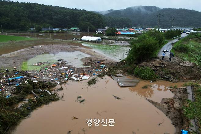 10일 대전 서구 용촌동 정방마을에서 제방이 집중 호우로 무너져 논밭이 빗물에 범람한 하천에 잠겨 있다.