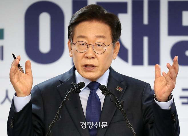 이재명 전 더불어민주당 대표가 10일 여의도 당사에서 당대표 출마 기자회견을 하고 있다. 박민규 선임기자