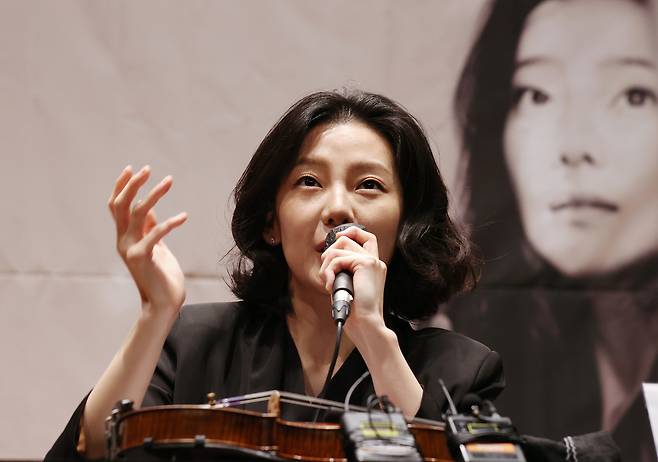 Clara-jumi Kang speaks during a press conference held at Geoam Art Hall in Southern Seoul on Tuesday. (Yonhap)