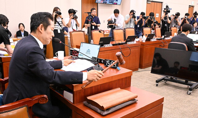 9일 국회 법제사법위원회 전체회의에서 정청래 위원장이 ‘윤석열 대통령 탄핵소추안 즉각 발의 요청에 관한 청원’ 관련 청문회 실시계획서 채택 안건이 가결됐다고 선포하며 의사봉을 두드리고 있다. 국민의힘 의원들은 반대 취지의 의사진행발언을 한 뒤 안건 심사 직전 퇴장했다. 이병주 기자