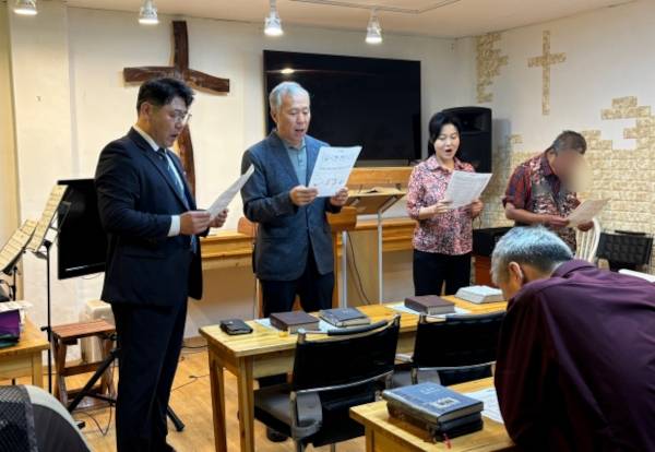 김재영(왼쪽) 겨자씨교회 목사가 지난 7일 서울 동작구의 겨자씨교회에서 주일예배 도중 특별 찬양을 부르고 있다. 왼쪽 두 번째가 교회 강도사로 활동하는 이성우 경감.