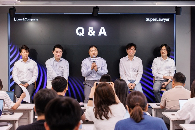 김본환(가운데) 로앤컴퍼니 대표가 9일 서울 강남구 포레스트홀에서 기자간담회를 열고 지난 1일 출시한 법률 인공지능(AI) 어시스턴트 ‘슈퍼로이어’에 대한 질문에 답하고 있다. 로앤컴퍼니 제공