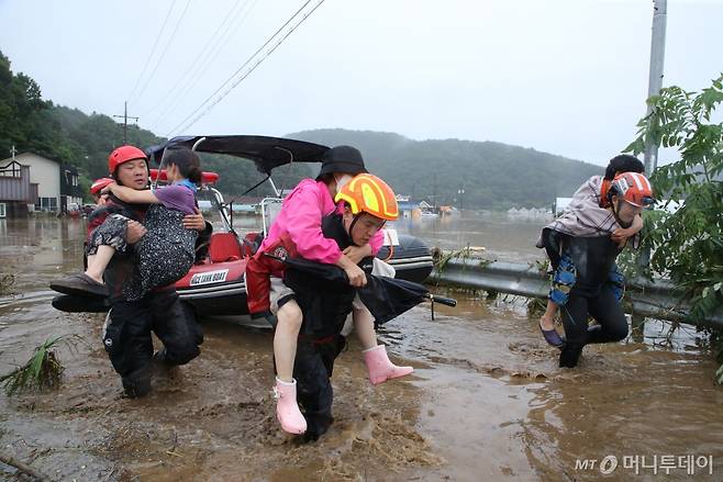 (대전=뉴스1) 김기태 기자 = 밤사이 내린 폭우로 대전 서구 용촌동 마을 전체가 침수됐다. 10일 오전 소방구조대원들이 주민을 구조하고 있다.   소방당국에 따르면 이날 기준 장비 13대, 인원 73명을 투입해 주민 36명을 구조 완료했다. 2024.7.10/뉴스1  Copyright (C) 뉴스1. All rights reserved. 무단 전재 및 재배포,  AI학습 이용 금지. /사진=(대전=뉴스1) 김기태 기자