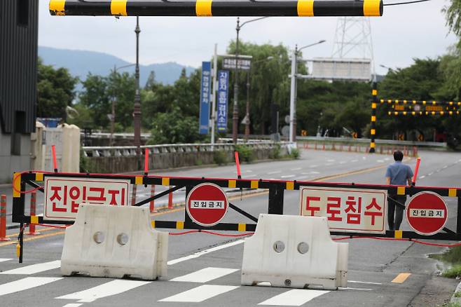 밤사이 집중호우가 쏟아진 10일 대구 신천동로가 전면통제되고 있다./사진제공=뉴스1 /사진=(대구=뉴스1) 공정식 기자