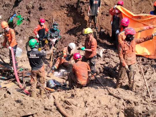 지난 7일 산사태가 발생한 인도네시아 술라웨시섬 북부 고론탈로주의 한 불법 금광에서 구조대원들이 수색 작업을 벌이고 있다. EPA 연합뉴스