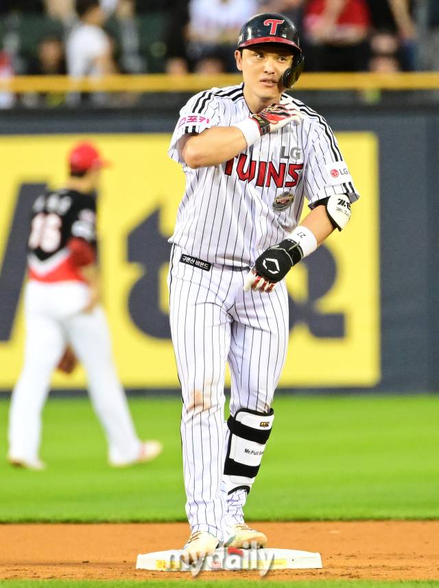 2024년 7월 10일 서울 잠실야구장에서 '2024 신한 SOL Bank KBO리그' KIA 타이거즈와 LG 트윈스의 경기가 열렸다. LG 박동원이 4회말 2사 후 2루타를 친 뒤 기뻐하고 있다./잠실=유진형 기자 zolong@mydaily.co.kr