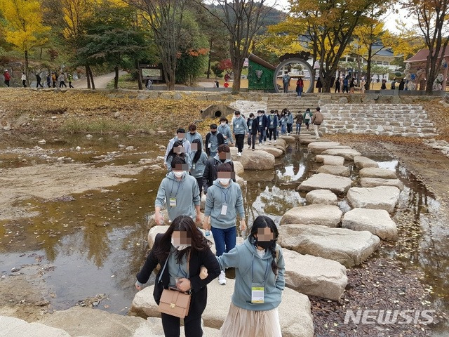 [안동=뉴시스] 지난 2020년 경북도의 청춘남녀 만남 사업 참가자들이 문경 새재길을 걷고 있다. (사진=경북도 제공) 2020.11.1