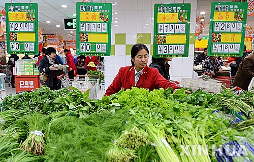 【베이징=신화/뉴시스】10일 중국 국가통계국은 6월 소비자물가지수(CPI)가 전년 동월 대비 0.2% 상승했다고 밝혔다. 사진은 중국 허베이성 창저우의 한 마트에서 직원이 야채들을 정리하는 모습. 2024.07.10