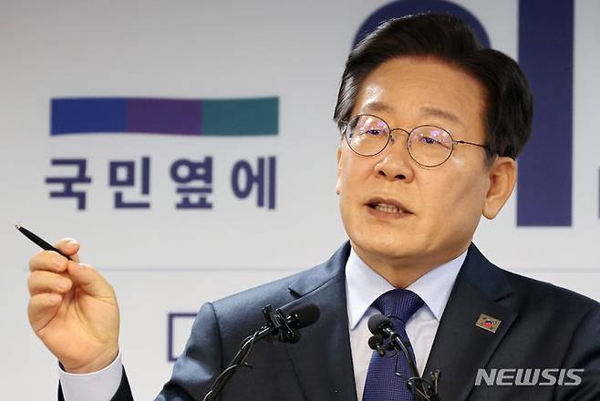 [서울=뉴시스] 조성우 기자 = 이재명 더불어민주당 전 대표가 10일 오전 서울 여의도 중앙당사에서 8·18 전당대회 당 대표 출마 선언을 하고 있다. 2024.07.10. xconfind@newsis.com