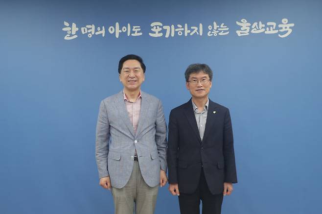 [울산=뉴시스] 구미현 기자 = 김기현 의원은 10일 울산시교육청을 찾아 천창수 교육감을 비롯한 교육청 관계자들과 면담을 갖고 '삼일여고 수영장·지하공영주차장' 건립을 위한 협의를 진행했다. (의원실 제공) *재판매 및 DB 금지