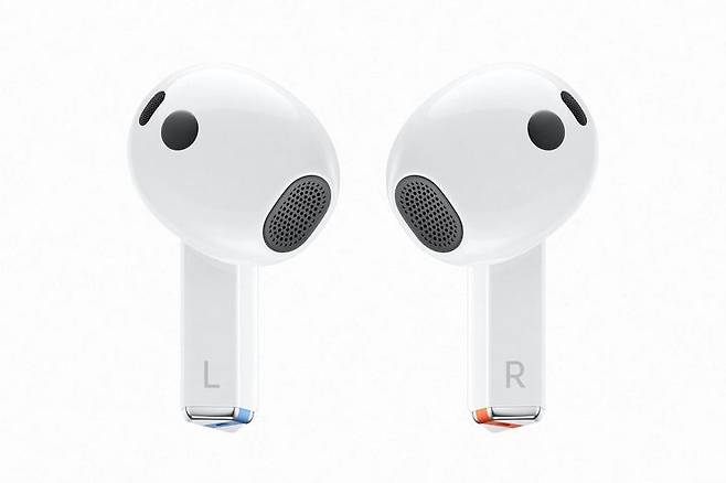 [파리=뉴시스] 삼성전자는 10일 오후 3시(현지시각) 카루젤 뒤 루브르에서 연 '삼성 갤럭시 언팩 2024'에서 갤럭시 버즈3 시리즈를 공개했다. 사진은 갤럭시 버즈3 (사진=삼성전자 제공) *재판매 및 DB 금지