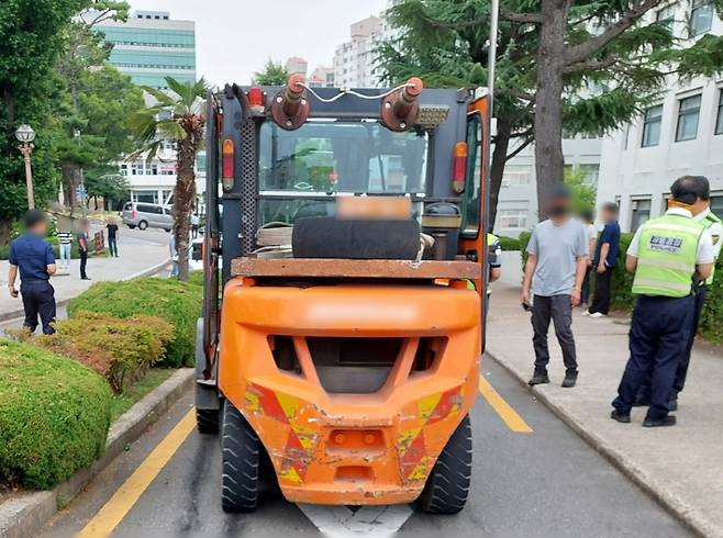 지난달 부산대 안에서 20대 재학생이 지게차에 치여 숨지는 사고가 발생했다. 부산경찰청 제공