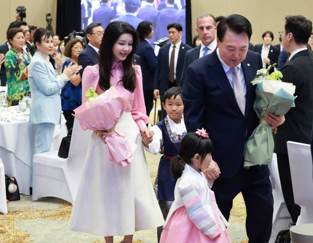 ▲윤석열 대통령과 김건희 여사가 8일(현지시간) 미국 하와이 호놀룰루 쉐라톤 와이키키 호텔에서 열린 동포간담회에서 화동의 손을 잡고 입장하고 있다. ⓒ연합뉴스