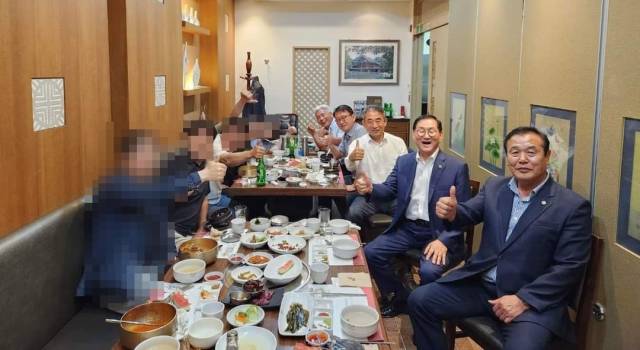 ▲윤준병 국회의원이 10일 밤에 자신의 SNS에 올린 도의원들과의 저녁 회식 사진. 참석자들이 엄지손가락을 치켜 세우며 단체 촬영을 했다. ⓒ윤준병의원SNS갈무리